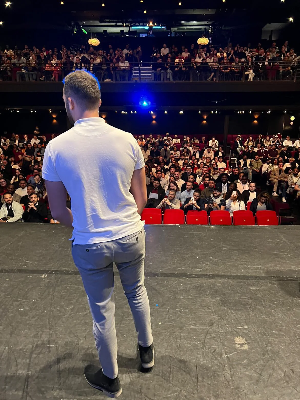 Rémi Beauvineau en conférence devant 900 personnes